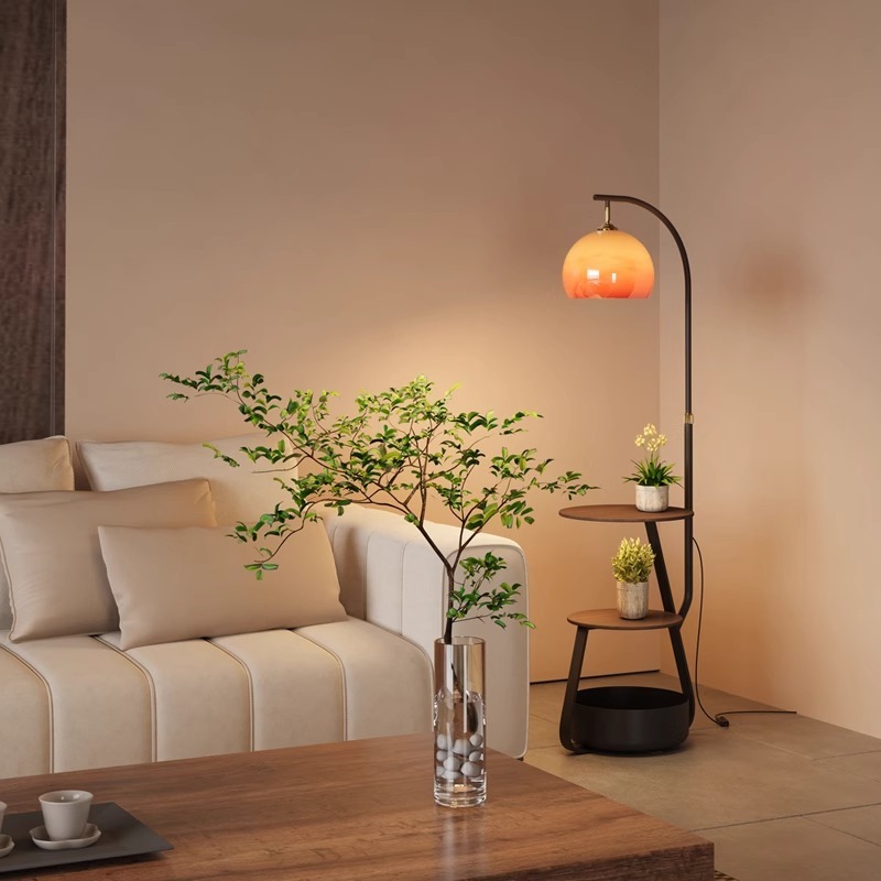 Stehlampe, antiker Nachttisch  – Coffee & Tea Haus Bewertung und Preis