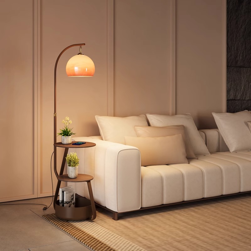 Stehlampe, antiker Nachttisch  – Coffee & Tea Haus Bewertung und Preis